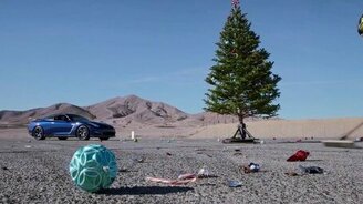 Сдёргиваем игрушки с ёлки - смотреть видео (0:36)