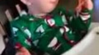 Ребёнок пробует новую еду - смотреть видео (1:00)