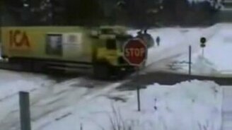 БМП чуть не столкнулась с фурой - смотреть видео (0:19)