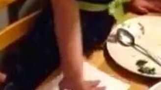 Трюк от маленькой девочки - смотреть видео (0:22)