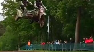 Прыжок на мотоцикле с люлькой - смотреть видео (0:11)