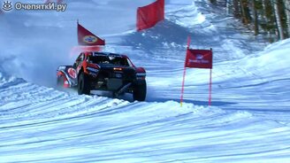 Гонки на снежной трассе - смотреть видео (1:19)