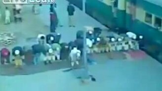 Чуть не опоздали на поезд из-за молитвы - смотреть видео (1:25)