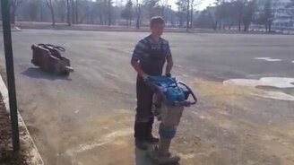 Верхом на гусенице - смотреть видео (0:31)