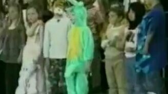 Смешной костюм крокодила - смотреть видео (0:24)