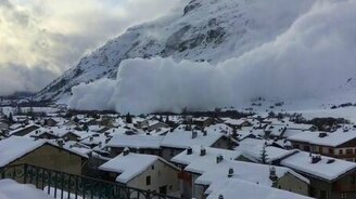 Снежная лавина обрушивается на городок - смотреть видео (1:10)