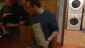 Исчезновение бутылки из пакета - смотреть видео (0:52)