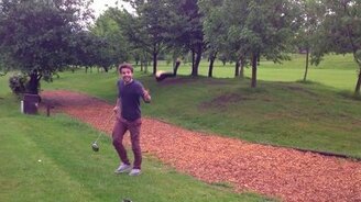 Настойчивая лиса и парни-гольфисты - смотреть видео (1:49)