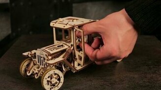 Модель грузовичка из дерева - смотреть видео (2:14)