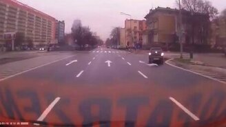 Пешеходы, смотрите по сторонам! - смотреть видео (0:24)