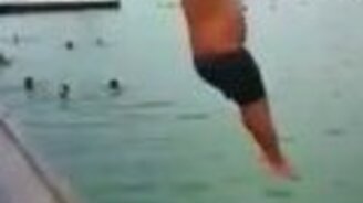 Выстрелил мячиком в небо - смотреть видео (0:15)