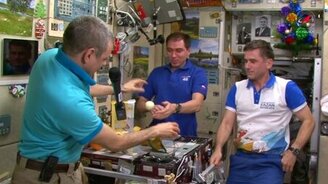 Отмечаем новый год на МКС - смотреть видео (7:14)