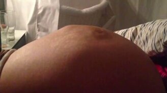 Живой живот беременной - смотреть видео (2:03)