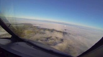 Посадка самолёта в туман - смотреть видео (2:17)