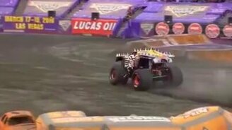 Двойное сальто на автомонстре - смотреть видео (0:14)