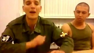Солдат душевно поёт - смотреть видео (3:00)