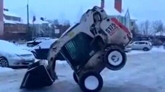 Виртуоз на снегоуборщике - смотреть видео (0:52)