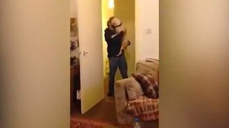 Пёс радуется хозяину - смотреть видео (0:44)