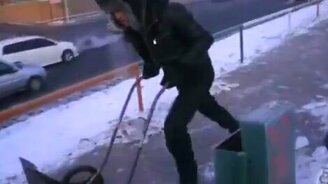 Ручной трактор для уборки льда - смотреть видео (1:02)