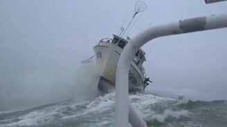 Катер против морской волны - смотреть видео (0:33)