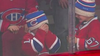 Дети радуются подаренным шайбам - смотреть видео (1:21)