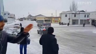 Эпичное скольжение на перекрёстке - смотреть видео (1:47)