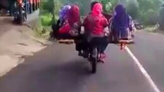 Автобус по-индонезийски - смотреть видео (0:56)