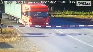 Глупый водитель на фуре против поезда - смотреть видео (1:10)