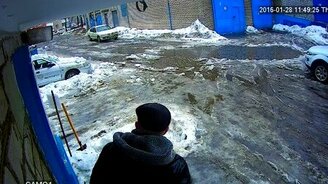 Водитель, осторожно, сосулька! - смотреть видео (0:25)