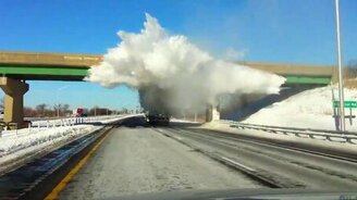 Снежный взрыв от фуры - смотреть видео (0:15)