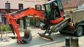 Самовыгрузка экскаватора из кузова - смотреть видео (1:58)