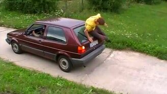 Попой разбил стекло - смотреть видео (0:18)