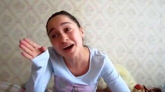 Девочка прикольно имитирует акценты - смотреть видео (3:00)