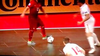 Ловкий гол в мини-футболе - смотреть видео (0:49)