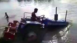 Трактор-плывун - смотреть видео (0:31)