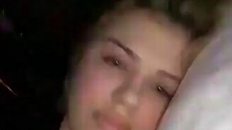 Решила попить в постели - смотреть видео (0:04)