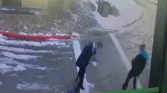 Соль рассыпает - плохая примета - смотреть видео (0:17)