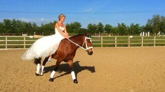 Танец жениха и невесты на лошади - смотреть видео (3:24)