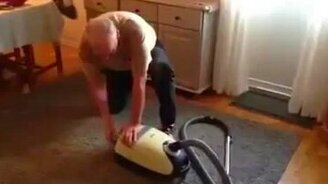 Мужик заводит пылесос - смотреть видео (0:14)