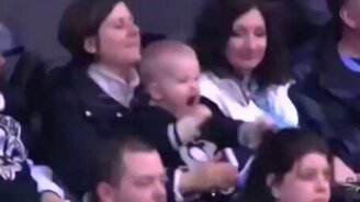 Суровый маленький болельщик - смотреть видео (0:13)