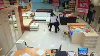 Продавщица задержала воришку - смотреть видео (0:30)