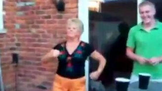 Зрелая танцовщица - смотреть видео (1:44)