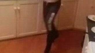 Кувырок с блином на сковороде - смотреть видео (0:09)