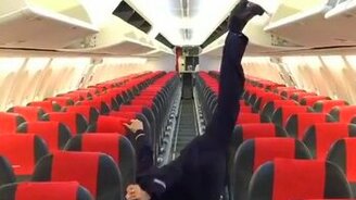 Гибкая стюардесса - смотреть видео (0:09)