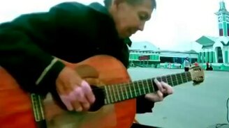 Бездомный попросил дать сыграть на гитаре... - смотреть видео (1:07)