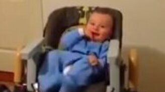 Восторг малыша от игры на гитаре - смотреть видео (0:39)