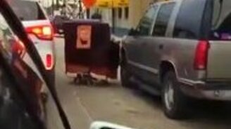 Врезался на кресле в авто - смотреть видео (0:39)