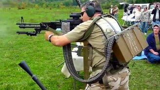 Когда не охота перезаряжать оружие - смотреть видео (0:35)