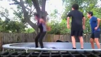 Опасный трюк на батуте - смотреть видео (0:19)