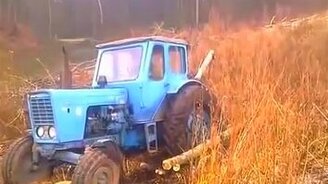 Как вызволить трактор на бездорожье - смотреть видео (2:57)